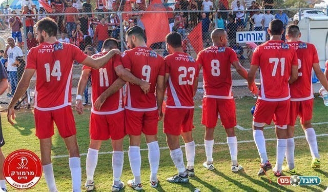 שחקני מרמורק עם הקהל בסיום (יוסי סוריק)